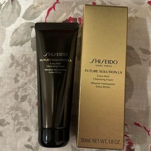 Future solution LX Cleansing Foam